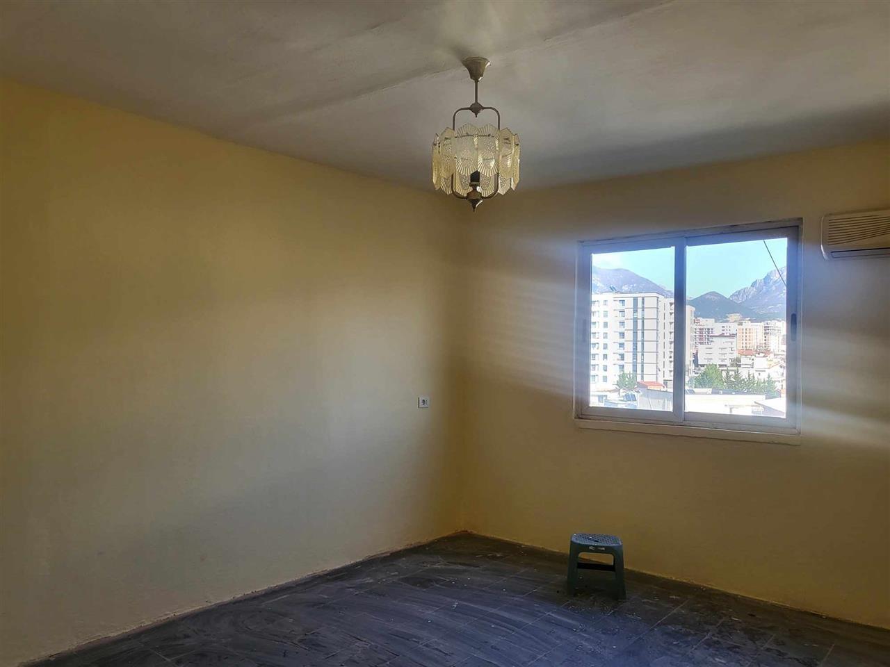 APARTAMENT 2+1, BOSH PLOTESISHT