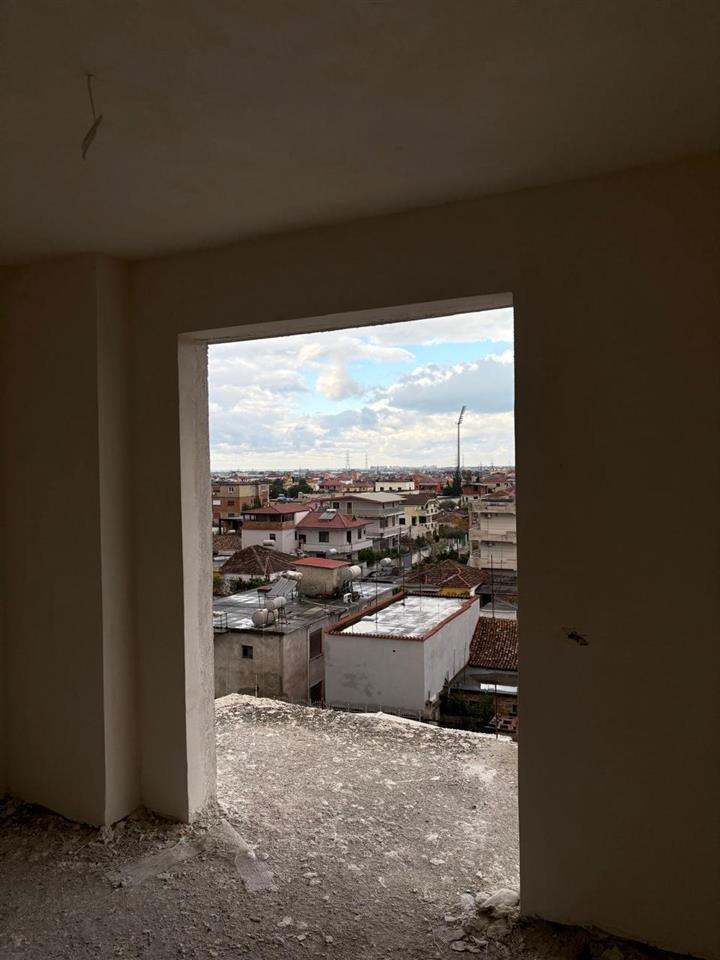 Shitet apartament 2+1