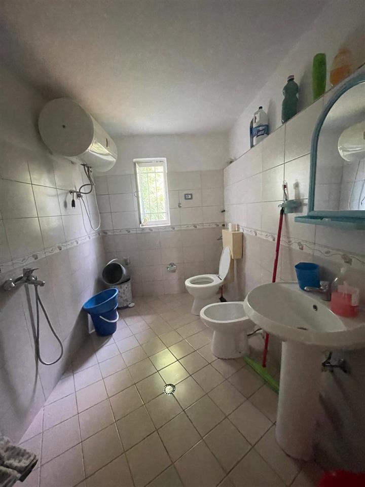 Shitet shtepi ne fshatin Cermë- Sektor