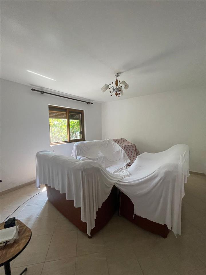 Shitet shtepi ne fshatin Cermë- Sektor