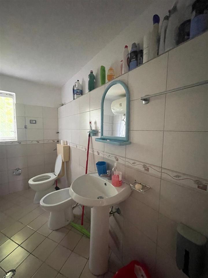 Shitet shtepi ne fshatin Cermë- Sektor