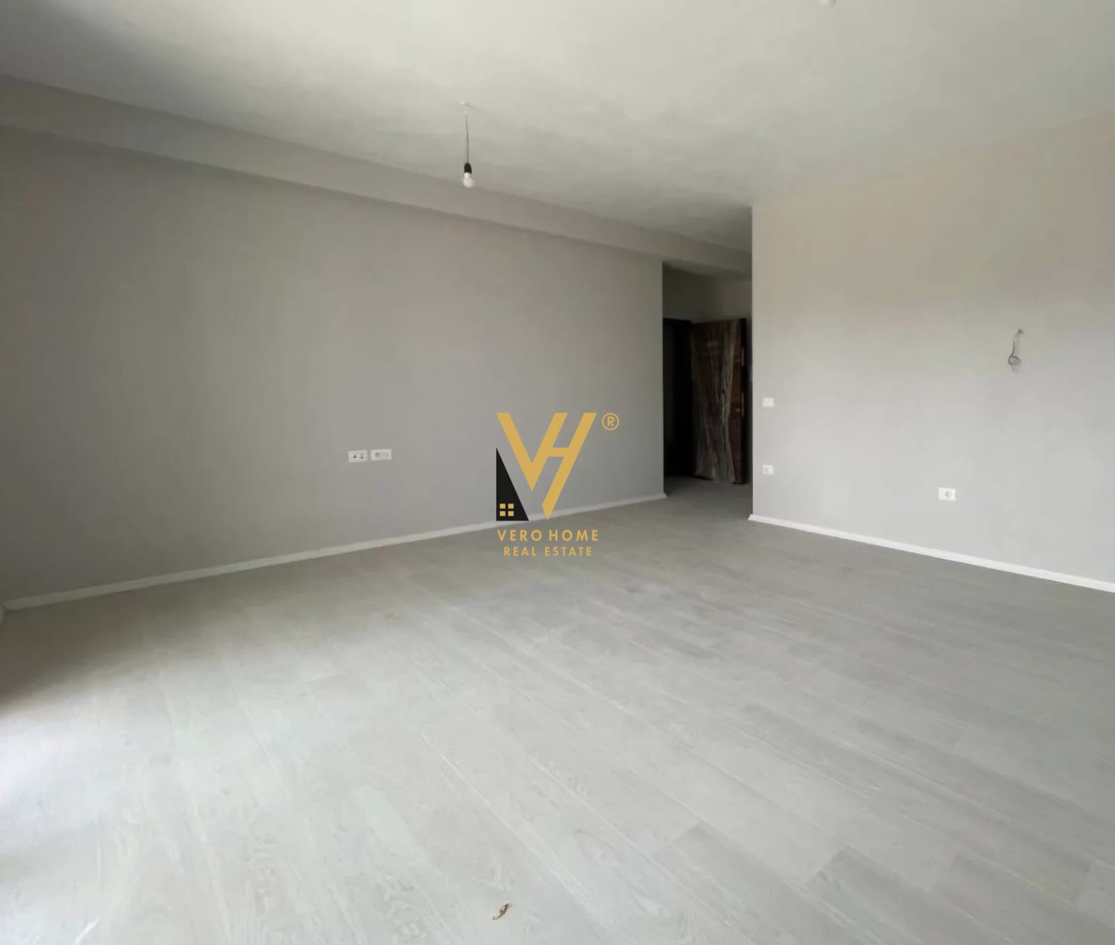 AMBIENT 100 M2 ME QERA TE ASTIRI 550 EURO