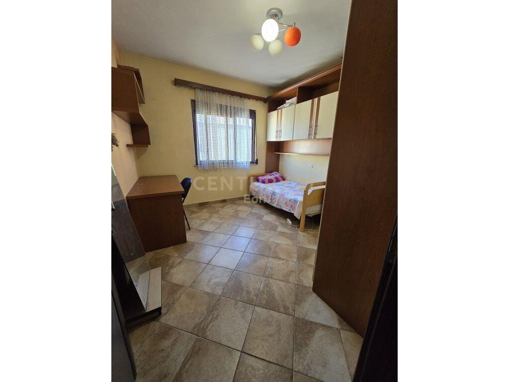 Shitet apartament 2+1+2 ne Durrës!