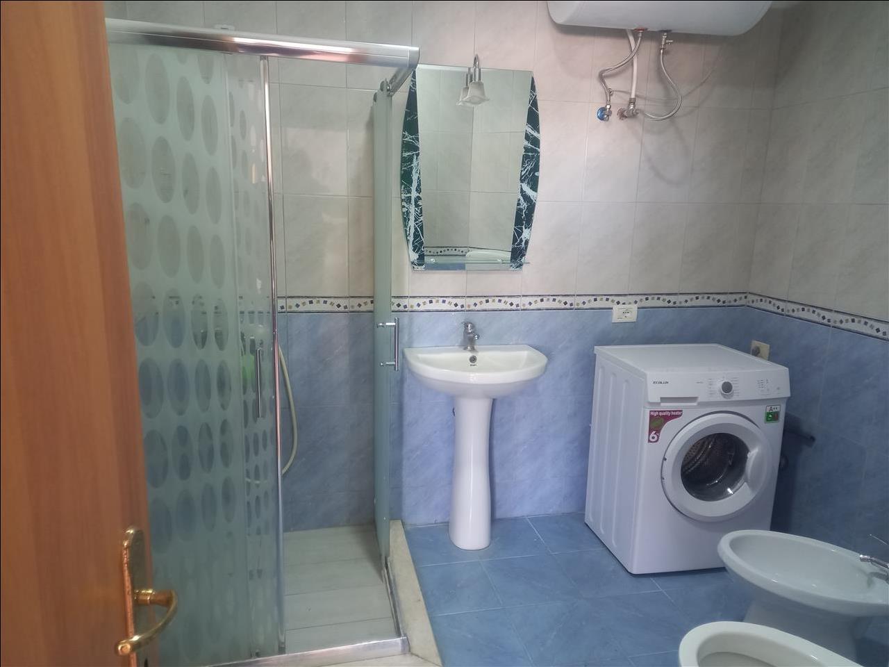 Qera 2+1+ verande qender Durres