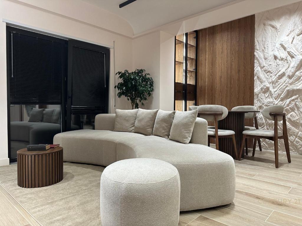 Qira Apartament 2+1+1 Rruga e Kavajes € 1 400