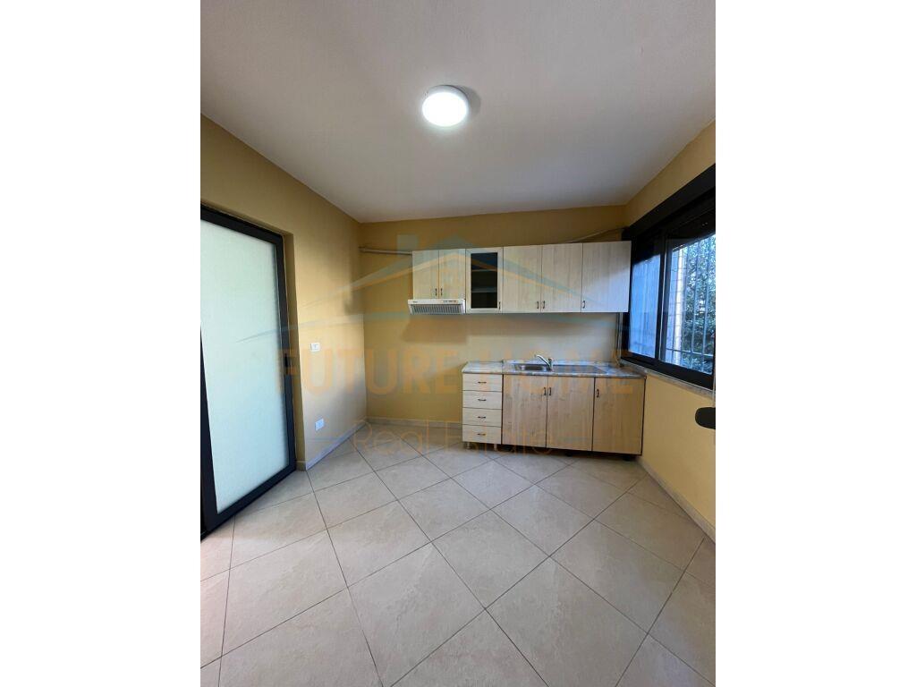 Qera, Apartament 2+1+2(Për Zyra), Rruga Kajo Karafili,