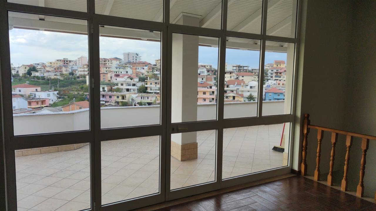 Vile 4 kate 6 dhona 4 tualete + verande 1000 eur / muaj