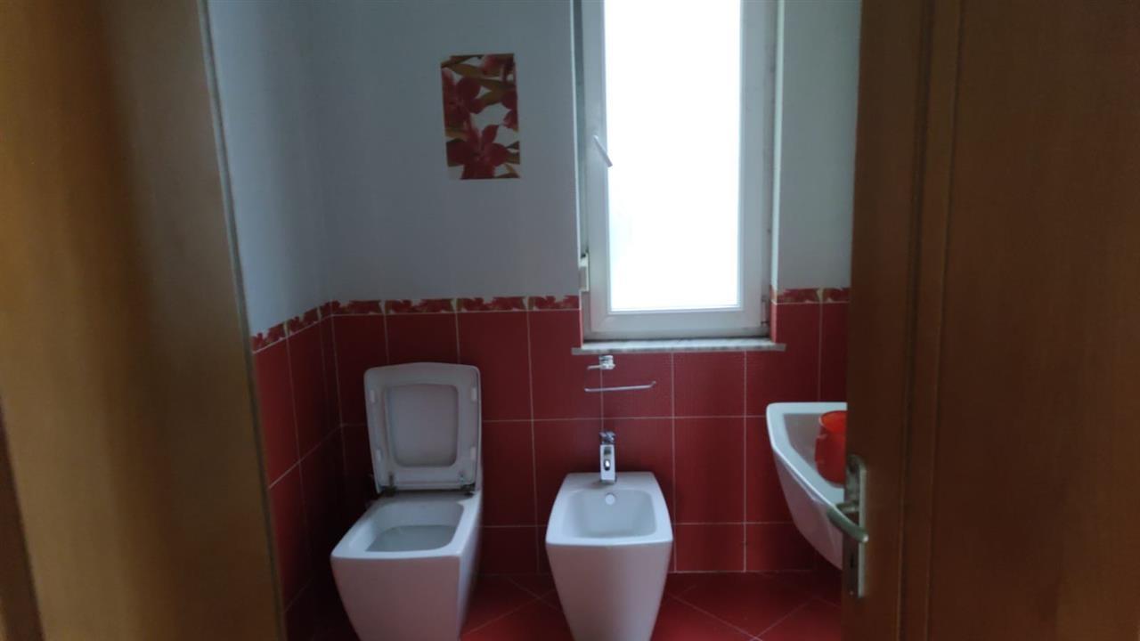 Vile 4 kate 6 dhona 4 tualete + verande 1000 eur / muaj