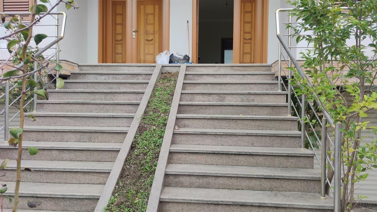 Vile 4 kate 6 dhona 4 tualete + verande 1000 eur / muaj