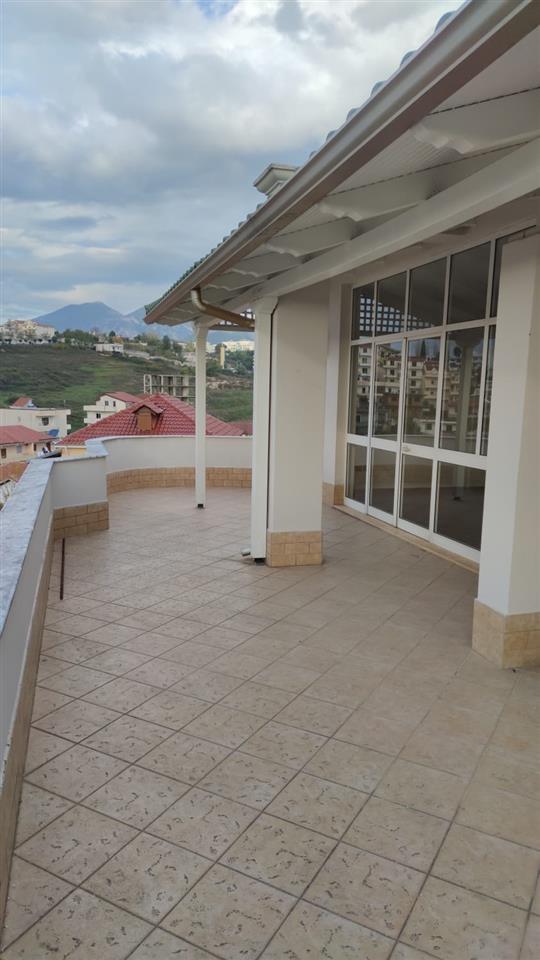 Vile 4 kate 6 dhona 4 tualete + verande 1000 eur / muaj