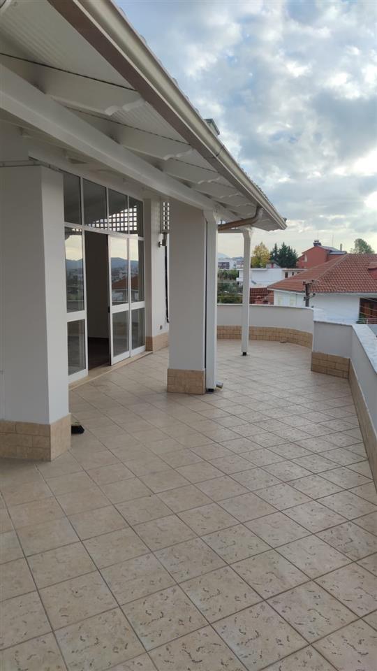 Vile 4 kate 6 dhona 4 tualete + verande 1000 eur / muaj