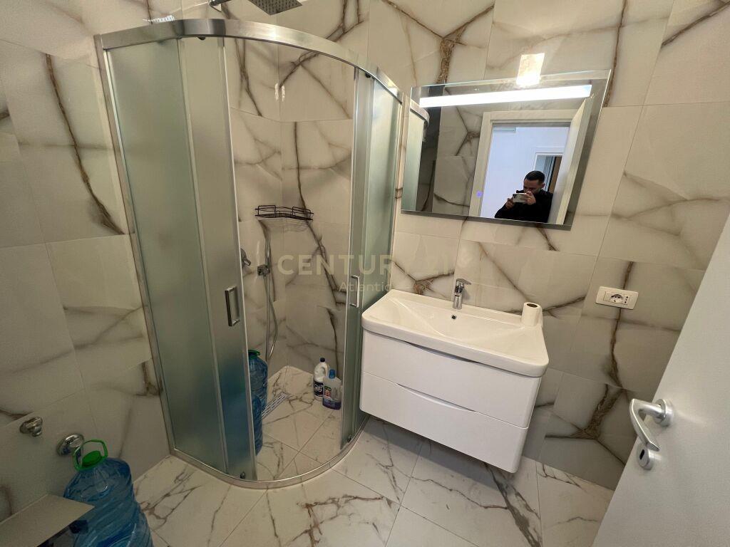 SHESIM APARTAMENT 2+1 NE PLAZH HEKURUDHA VIJE E DYTE ME DETI