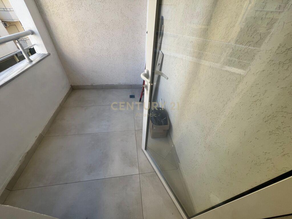 SHESIM APARTAMENT 2+1 NE PLAZH HEKURUDHA VIJE E DYTE ME DETI