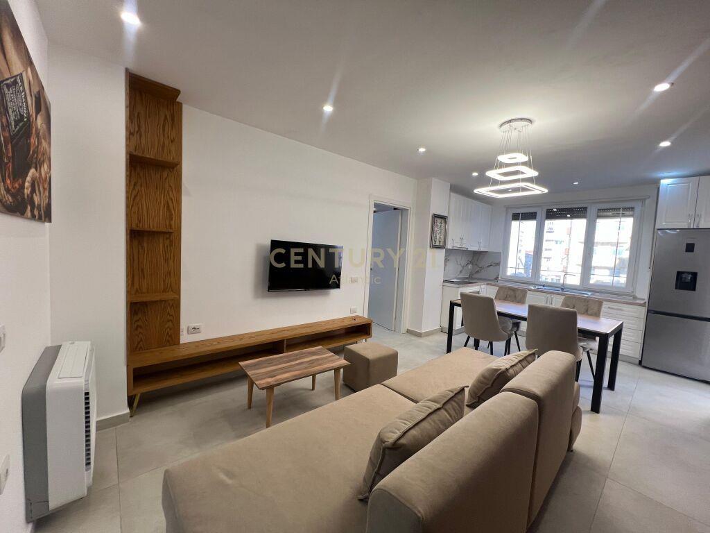 SHESIM APARTAMENT 2+1 NE PLAZH HEKURUDHA VIJE E DYTE ME DETI