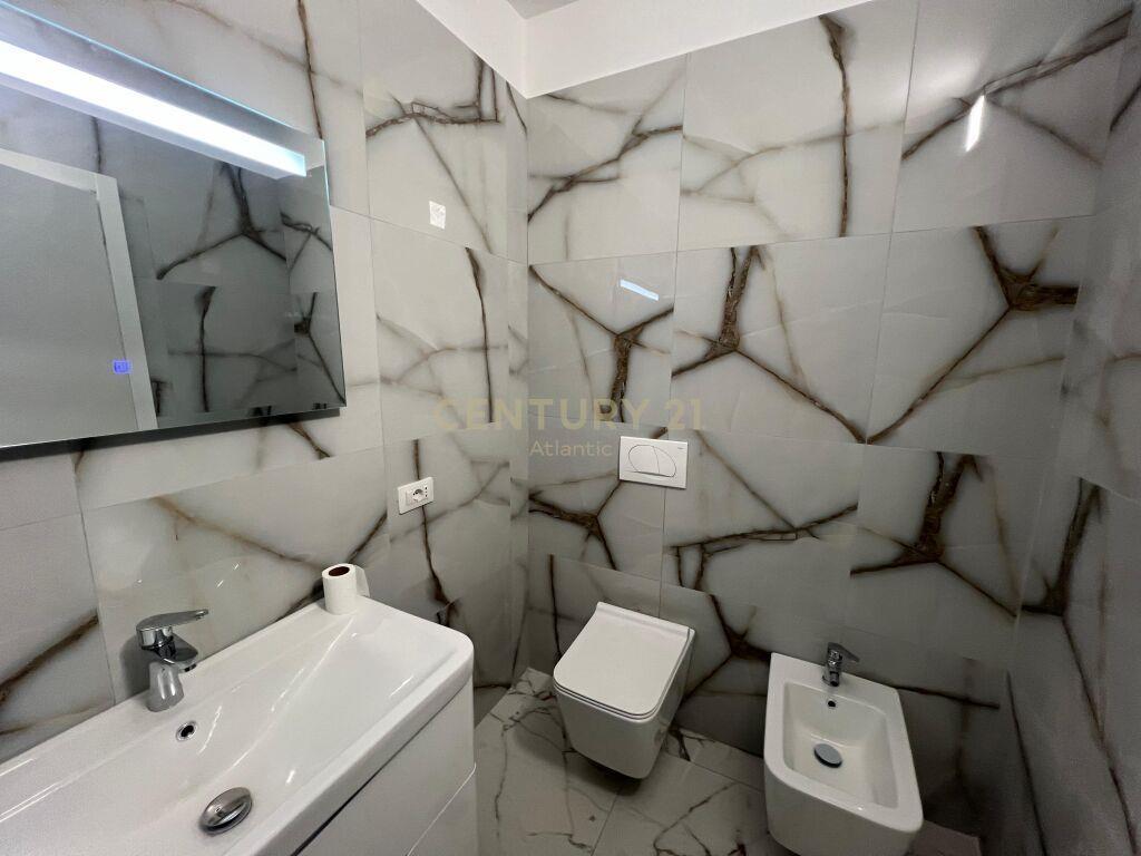 SHESIM APARTAMENT 2+1 NE PLAZH HEKURUDHA VIJE E DYTE ME DETI