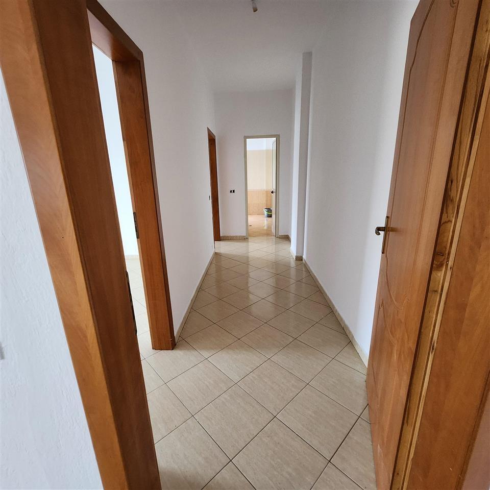 SHITET APARTAMENT 2+1 AFER MUZEUMIT NE DURRES!