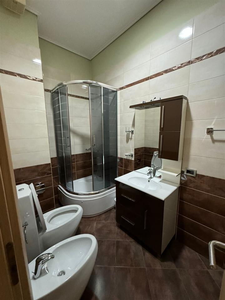 Qera, Apartament 2+1+2+ Poste Parkimi. Pazari i Ri.