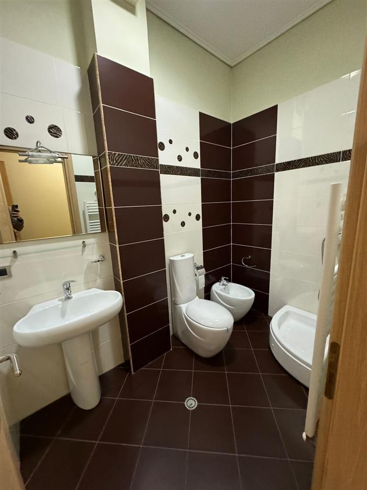 Qera, Apartament 2+1+2+ Poste Parkimi. Pazari i Ri.