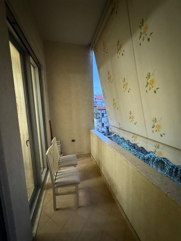 Qera, Apartament 2+1+2+ Poste Parkimi. Pazari i Ri.