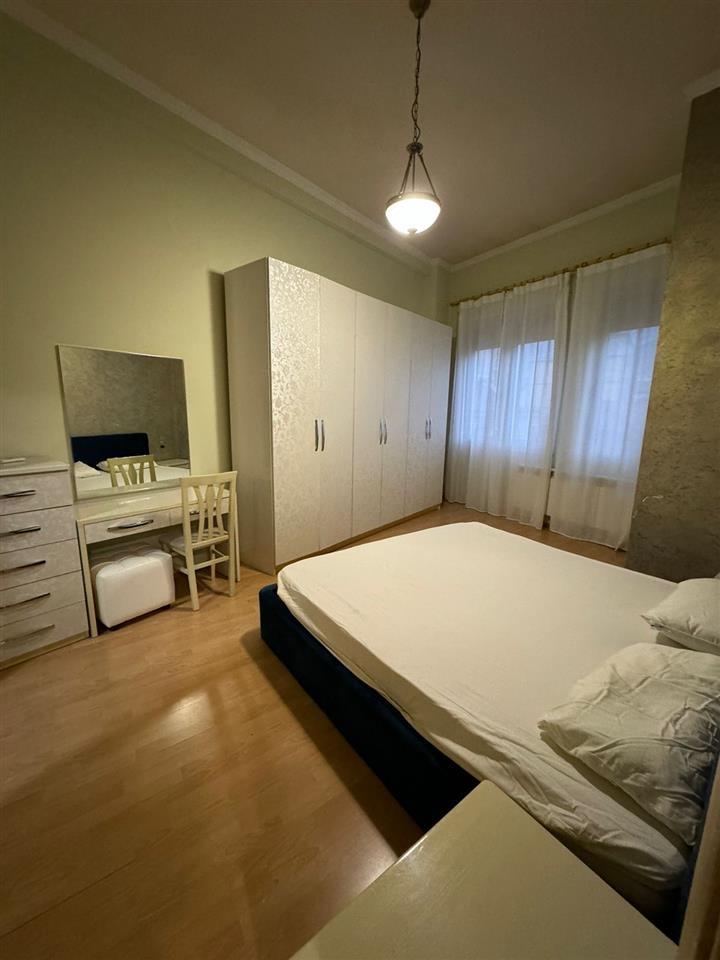 Qera, Apartament 2+1+2+ Poste Parkimi. Pazari i Ri.