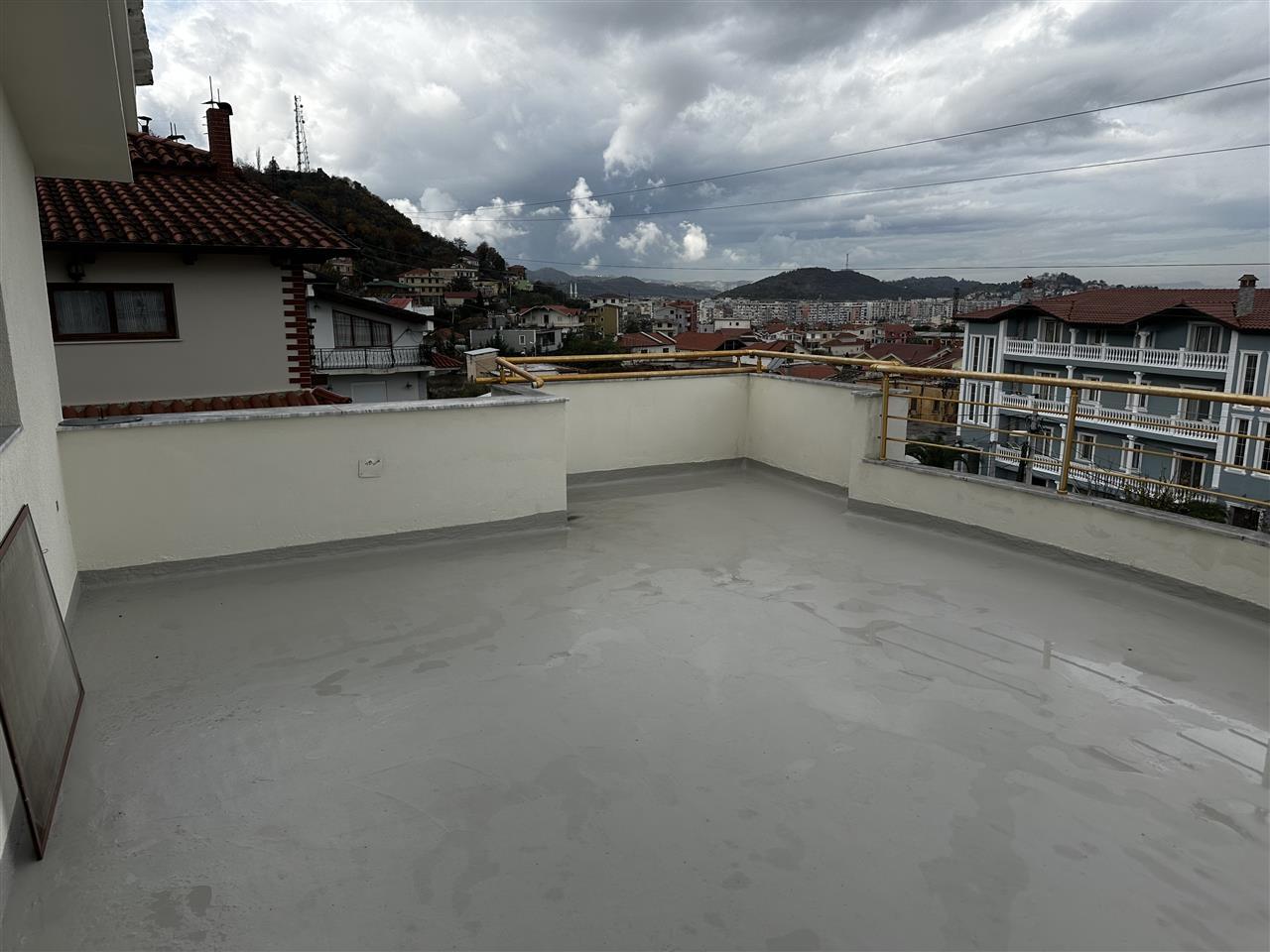 JEPET ME QERA 2+1 me 1 POST PARKIMI