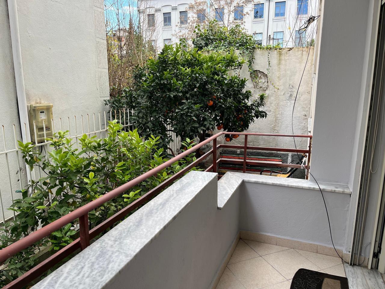 Jepet Apartament me Qera 2+1 me Ballkon Rruga e Kavajes