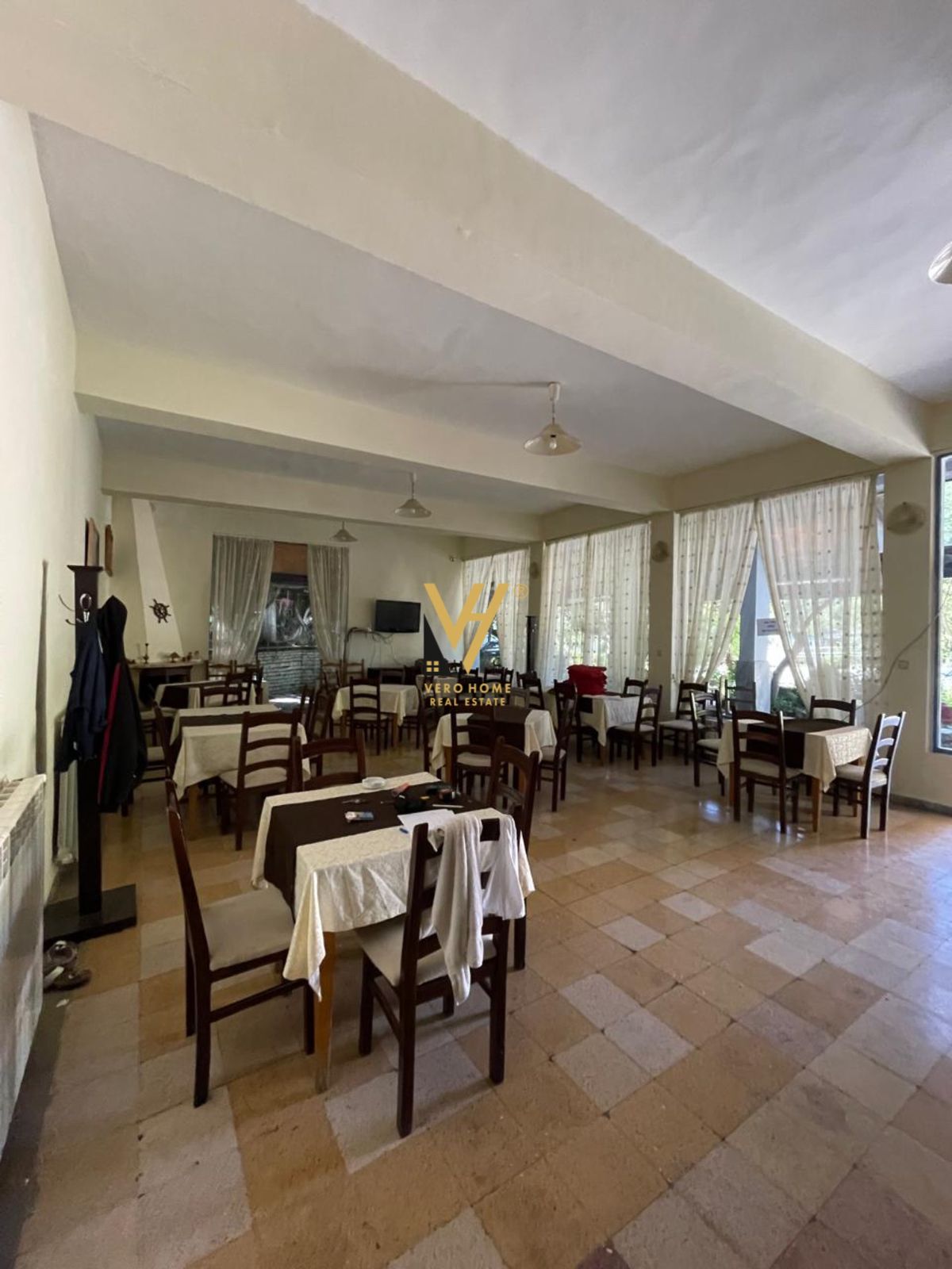 BAR-RESTORANT-TRUALL 1640 M2 NE BERAT