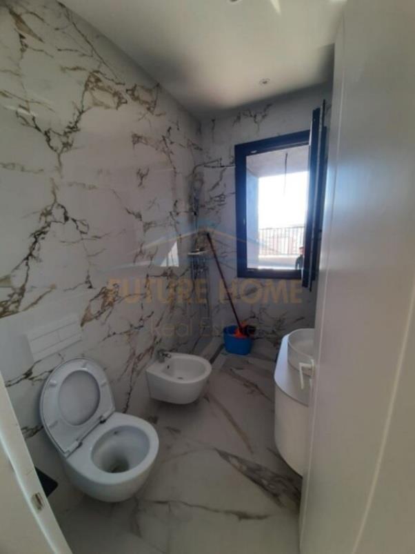 Shitet Penthouse tek stadiumi Flamurtari