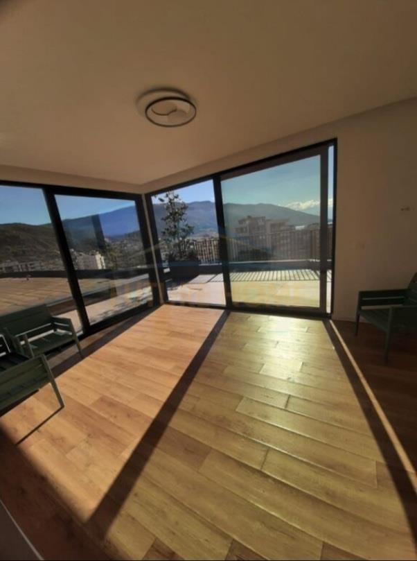 Shitet Penthouse tek stadiumi Flamurtari