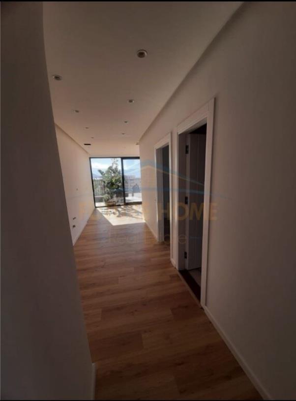 Shitet Penthouse tek stadiumi Flamurtari