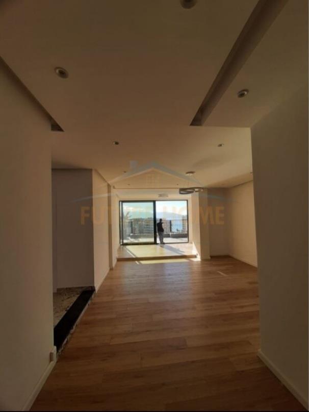 Shitet Penthouse tek stadiumi Flamurtari