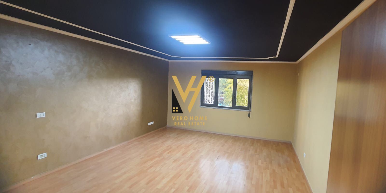 ZYRE 160 M2 ME QERA NE QENDER 1.300 EURO