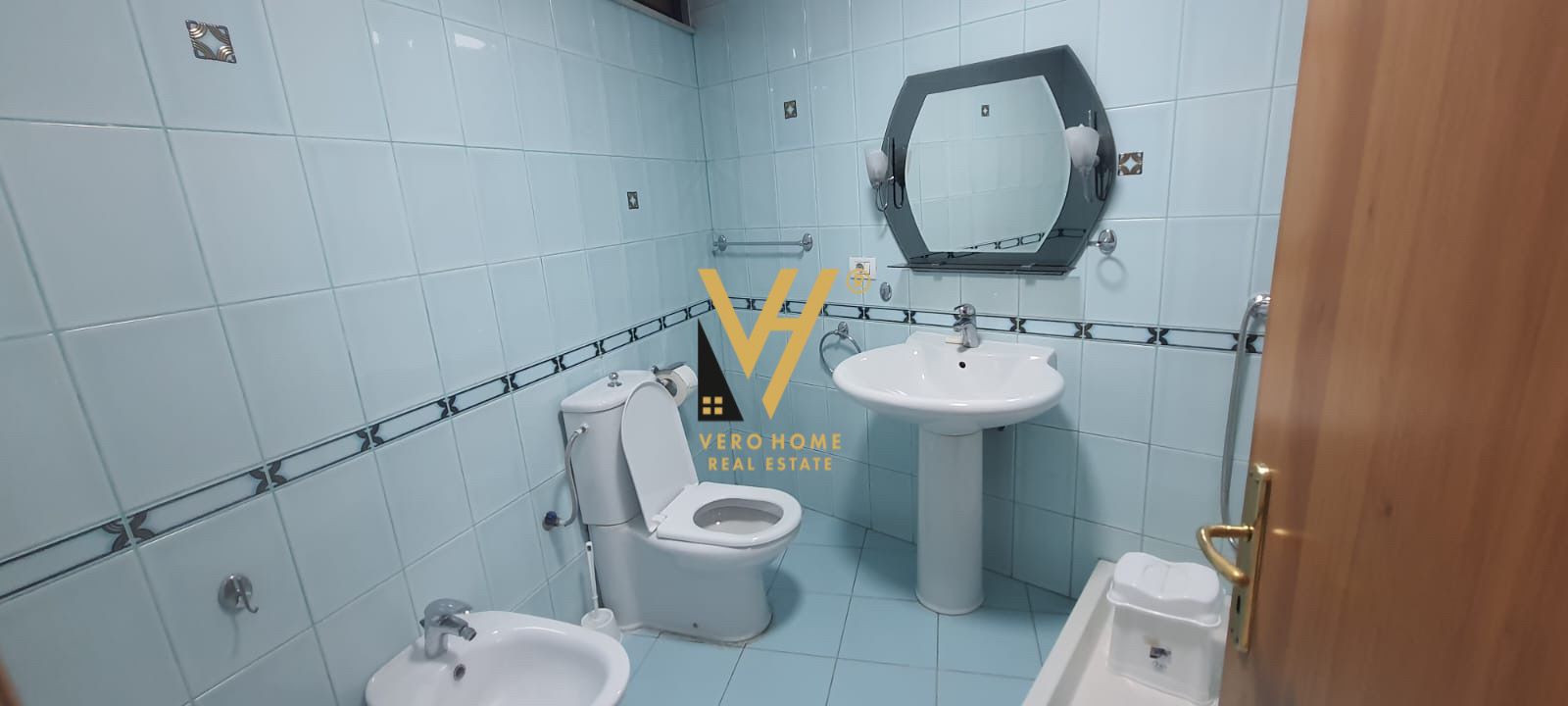 ZYRE 160 M2 ME QERA NE QENDER 1.300 EURO