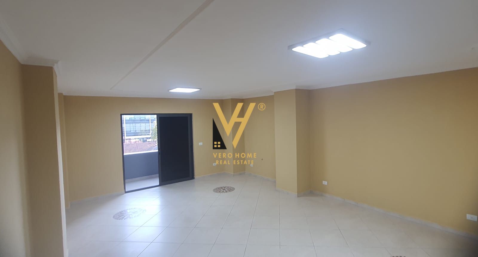 ZYRE 160 M2 ME QERA NE QENDER 1.300 EURO