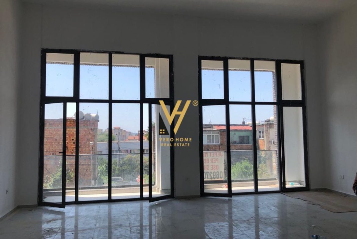 AMBIENT 88M2 ME QERA NE XHAMLLIK 600 EURO