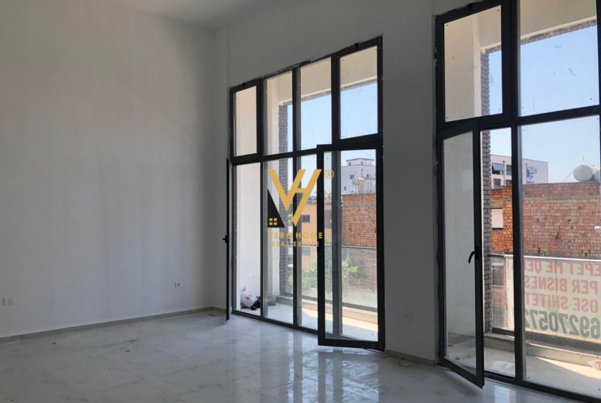 AMBIENT 88M2 ME QERA NE XHAMLLIK 600 EURO