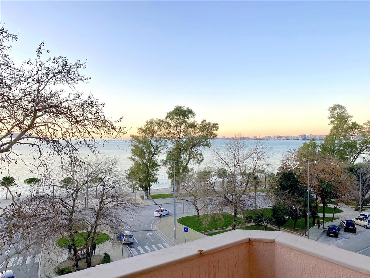 APARTAMENT 2+1 ME QERA DITORE/MUJORE NE LUNGOMARE