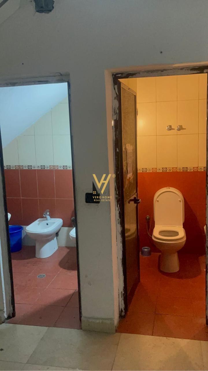 MAGAZINE 490 M2 ME QERA TE RRUGA 5 MAJ 3.430 EURO