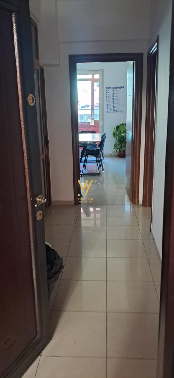 ZYRE 70M2 ME QERA TE RR.KAVAJES 700 EURO