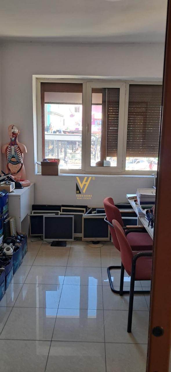 ZYRE 70M2 ME QERA TE RR.KAVAJES 700 EURO