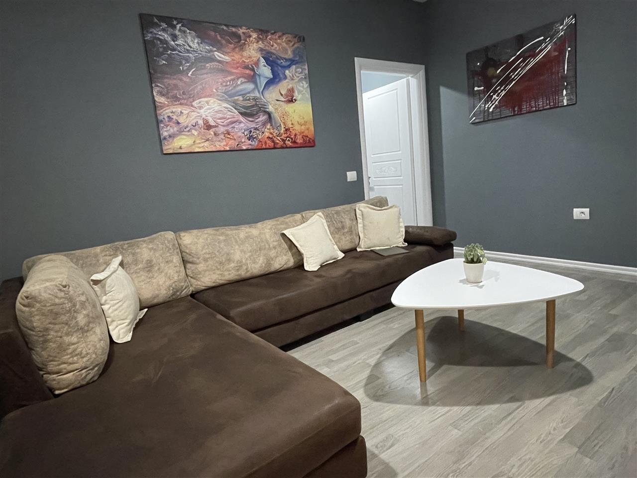 APARTAMENT 1+1 ME QERA DITORE/MUJORE
