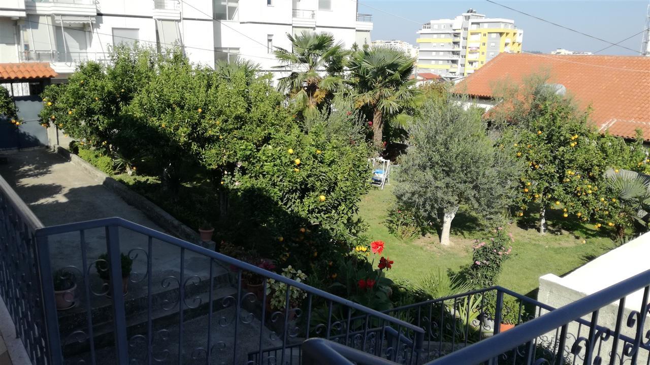Shitet vilë 2 katshe në lagjen 1 maj