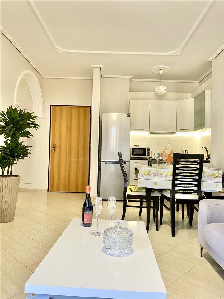 APARTAMENT 2+1 ME QERA DITORE/MUJORE