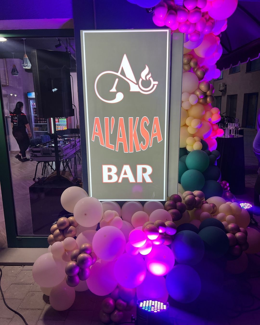 Al’aksa Bar kërkon të punësojë Kamariere