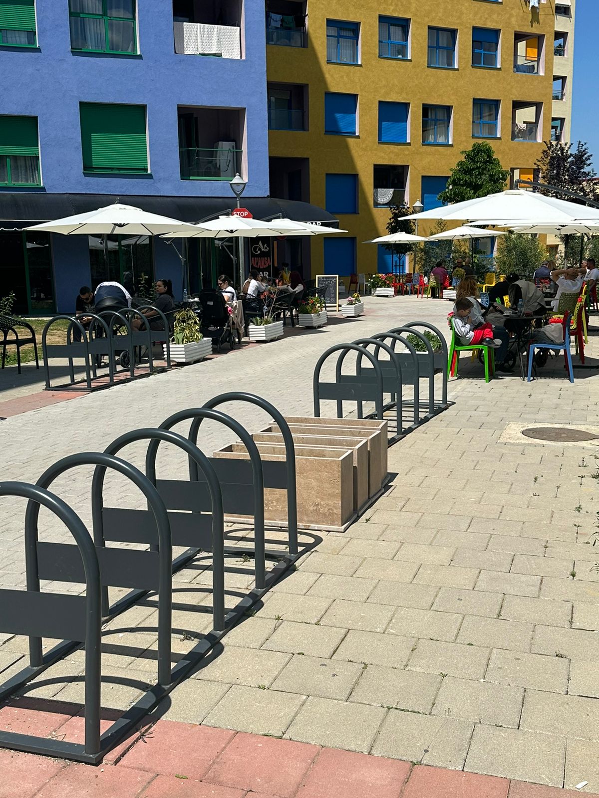 Al’aksa Bar kërkon të punësojë Kamariere