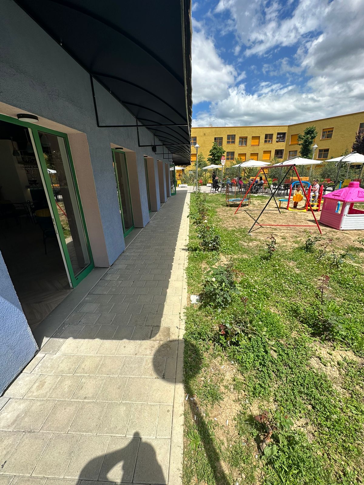 Al’aksa Bar kërkon të punësojë Kamariere