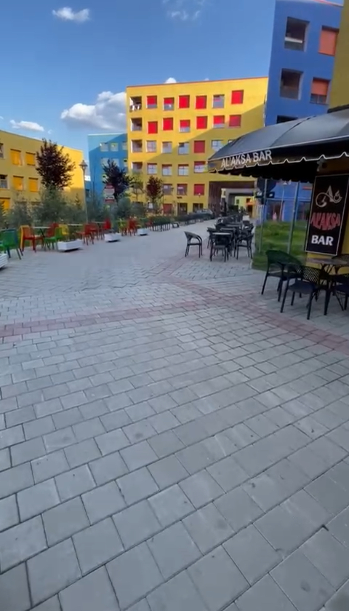 Al’aksa Bar kërkon të punësojë Kamariere