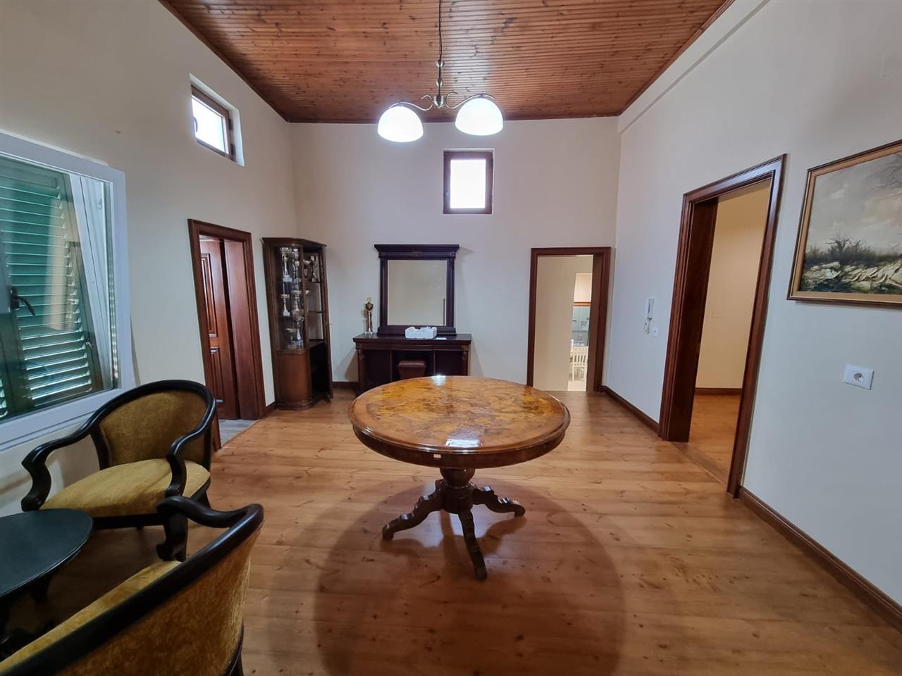 Apartament 3+1 me qira ne qender te Durresit