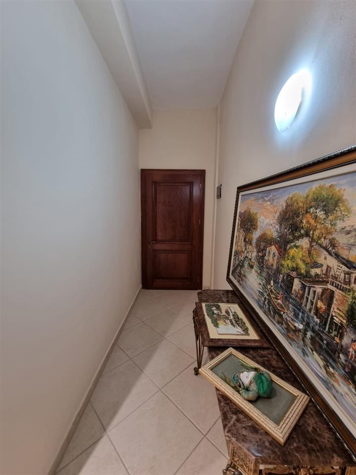 Apartament 3+1 me qira ne qender te Durresit