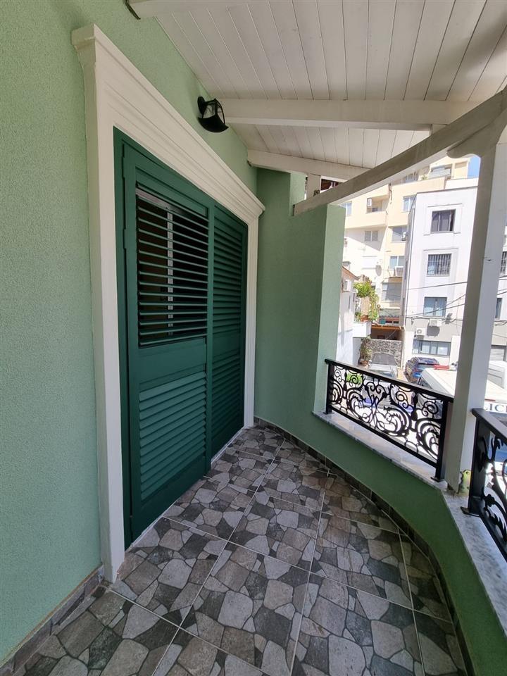 Apartament 3+1 me qira ne qender te Durresit